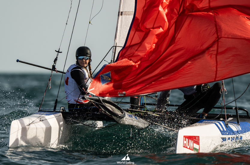 A katamarános Dávoti Gréta (BYC) – Moore Liam (Hajógyár SE) páros hatodik helyen áll az Youth Sailing Worlds ifjúsági világbajnokság első napja után.