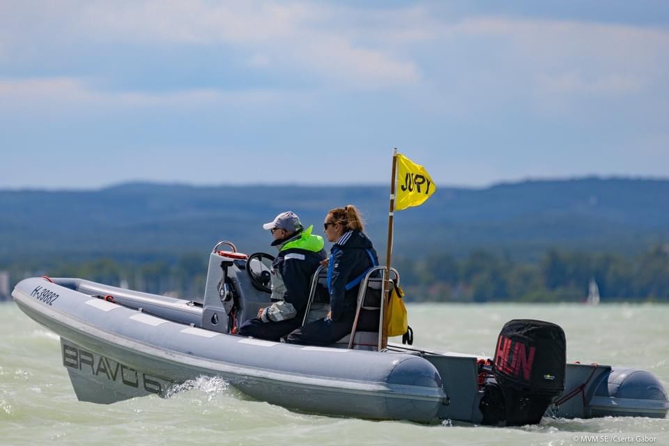 Elindul a standby bíráskodás