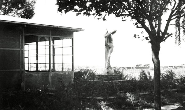 A klubház kertje 1945-ben, előtérben a fej nélküli emlékmű (fotó: Arcanum)