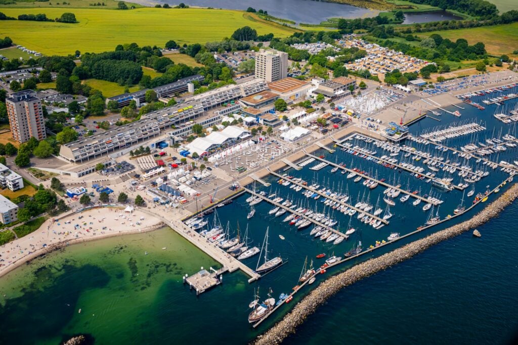 Kiel, 24. Juni 2023. Die Segel-Wettbewerbe der Kieler Woche 2023 werden vor dem Olympiazentrum in Schilksee ausgetragen.