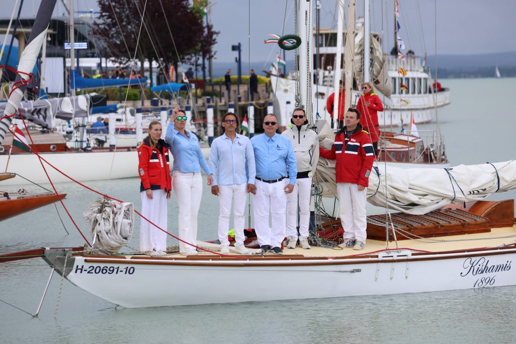 
A Balaton megkoszorúzásaFotó: Tumbász Hédi
