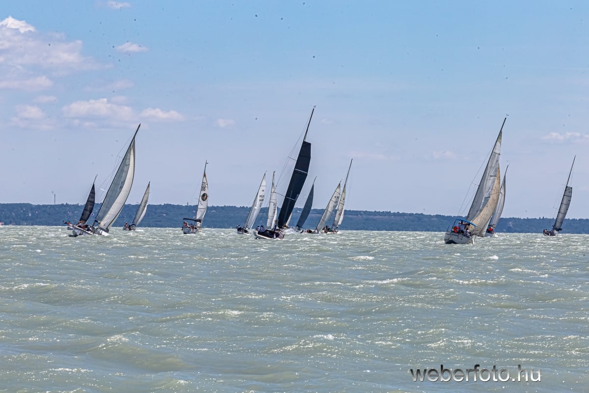 SZELES, SPORTOS MENET A BAHART REGATTA ELSŐ FUTAMÁN