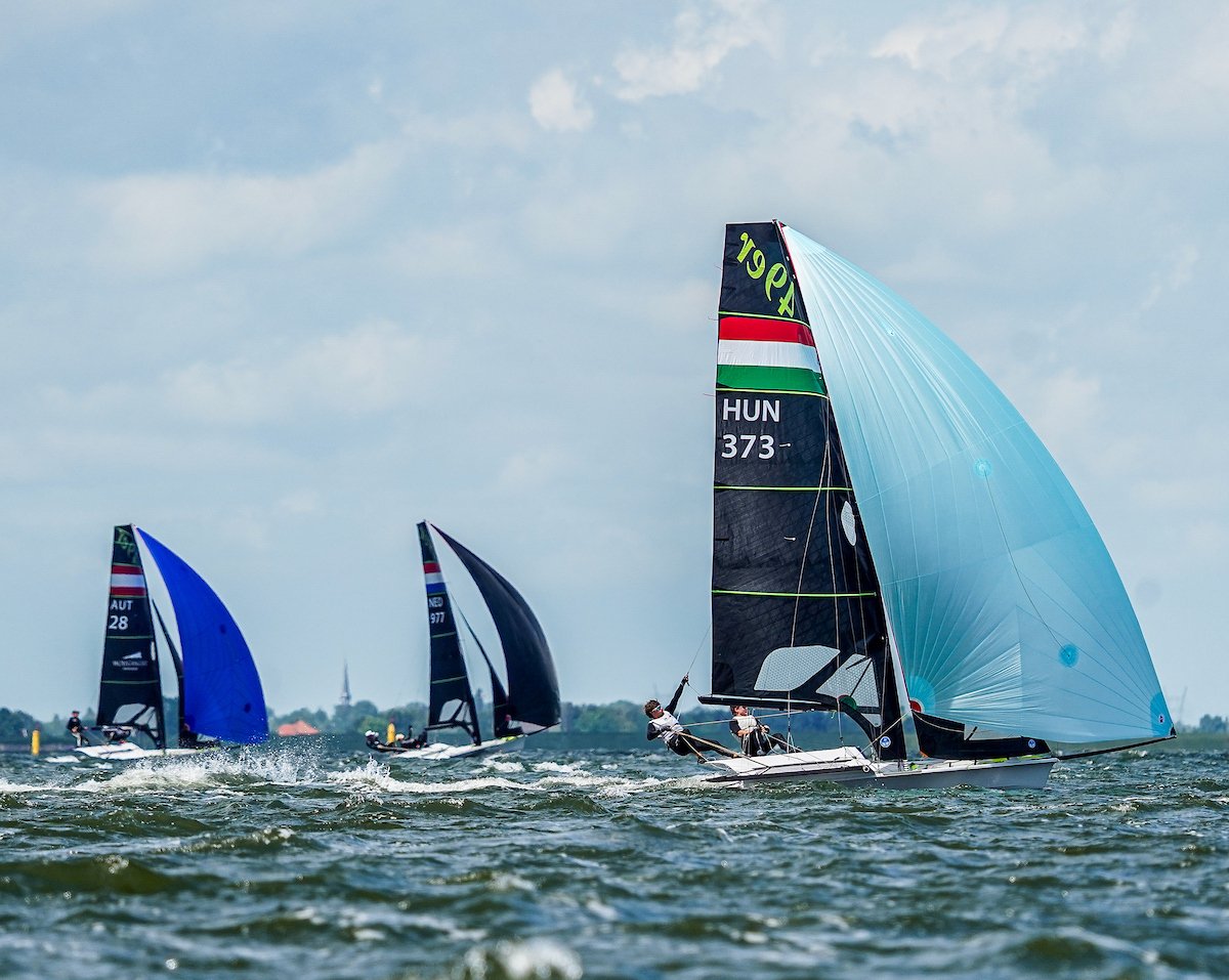Az Arany-csoportba jutás a magyar 49er-esek célja a Kieler Wochén