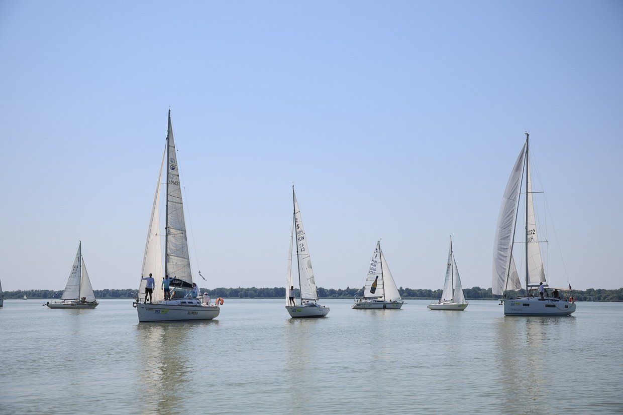 Készülődés a második éjszakára: elképesztő kitartással küzd a Balatonon a Kékszalag derékhada