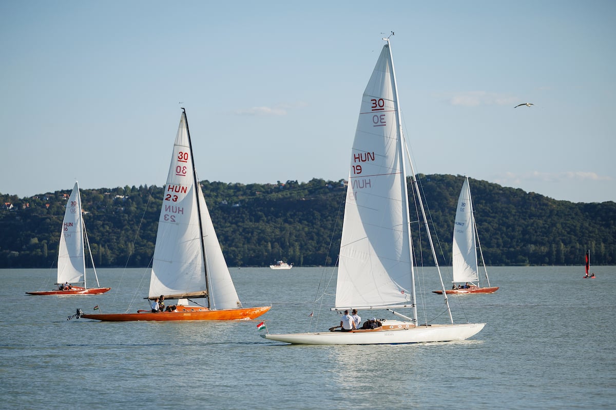 A Balaton legszebb hajói versenyeznek a bajnoki címért Alsóörsön